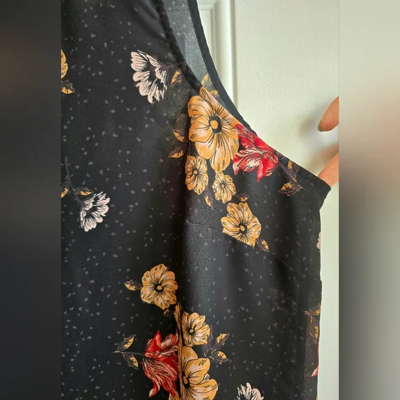 Maurices Flowy Black Floral Sleeveless Zip V-Neck Blouse - Plus Size 2X, EUC - Picture 5 of 7